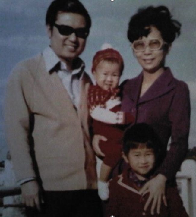 Young Simon with his parents